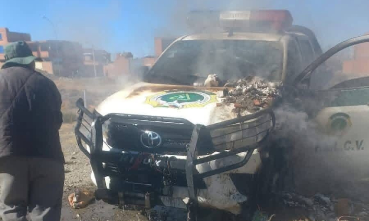 Incendian vehículo de la FELCV y agreden a dos policías en punto de bloqueo en El Alto
