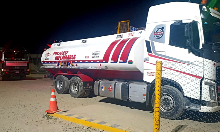 YPFB despacha 800 mil litros de Gasolina Especial a La Paz y El Alto pese a los bloqueos