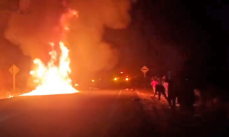Tras un mes atrapado en Tambo Quemado, conductor pierde toda su carga en un incendio