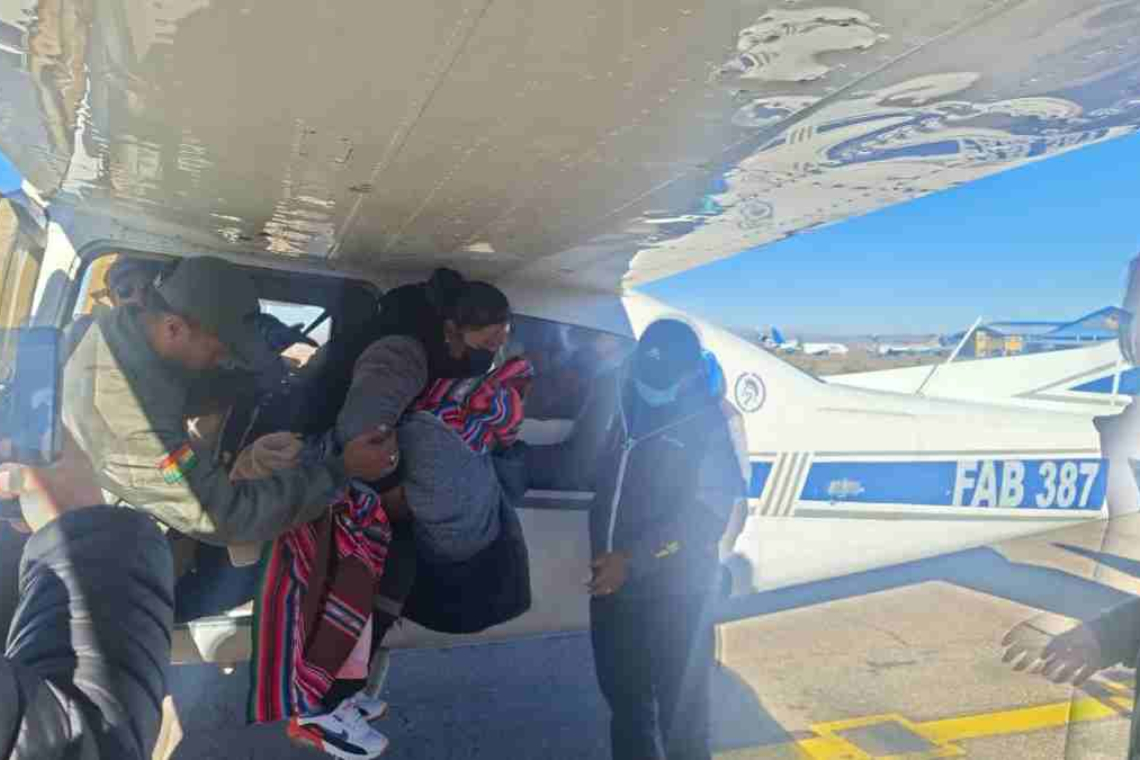 Tres pacientes oncológicos son evacuados de Oruro a La Paz para seguir tratamiento 