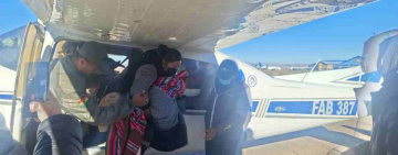 Tres pacientes oncológicos son evacuados de Oruro a La Paz para seguir tratamiento 