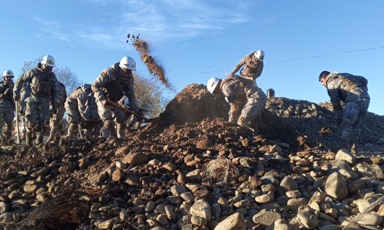 Navales coadyuvan en remoción de escombros y dejar expedita la carretera Tiquina-La Paz