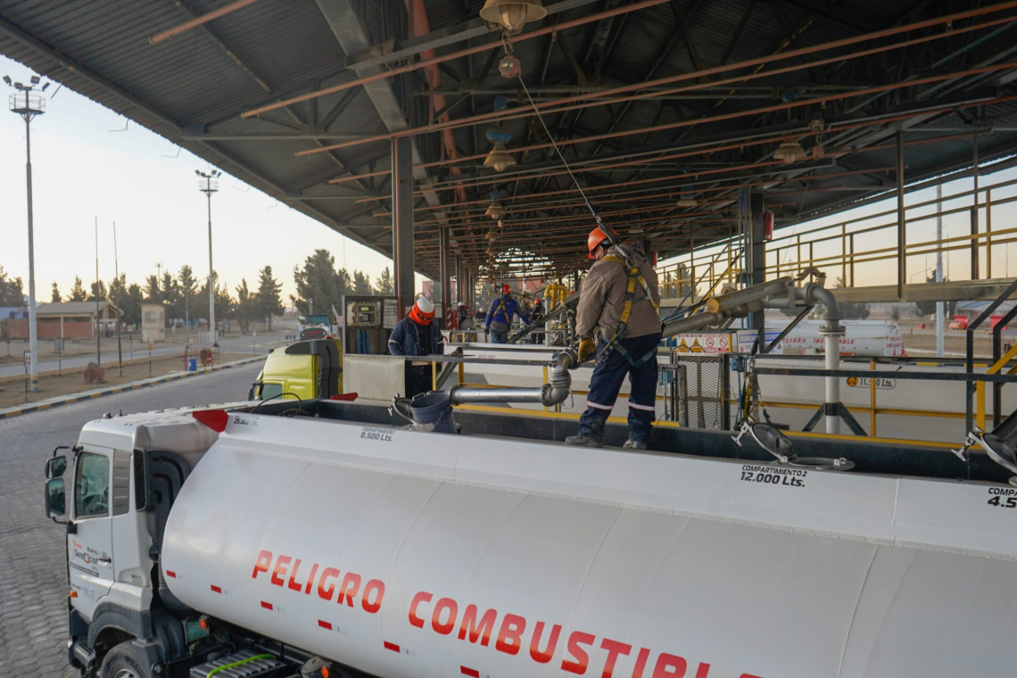  Hidrocarburos prevé regularizar hasta el fin de semana la venta de gasolina en surtidores 