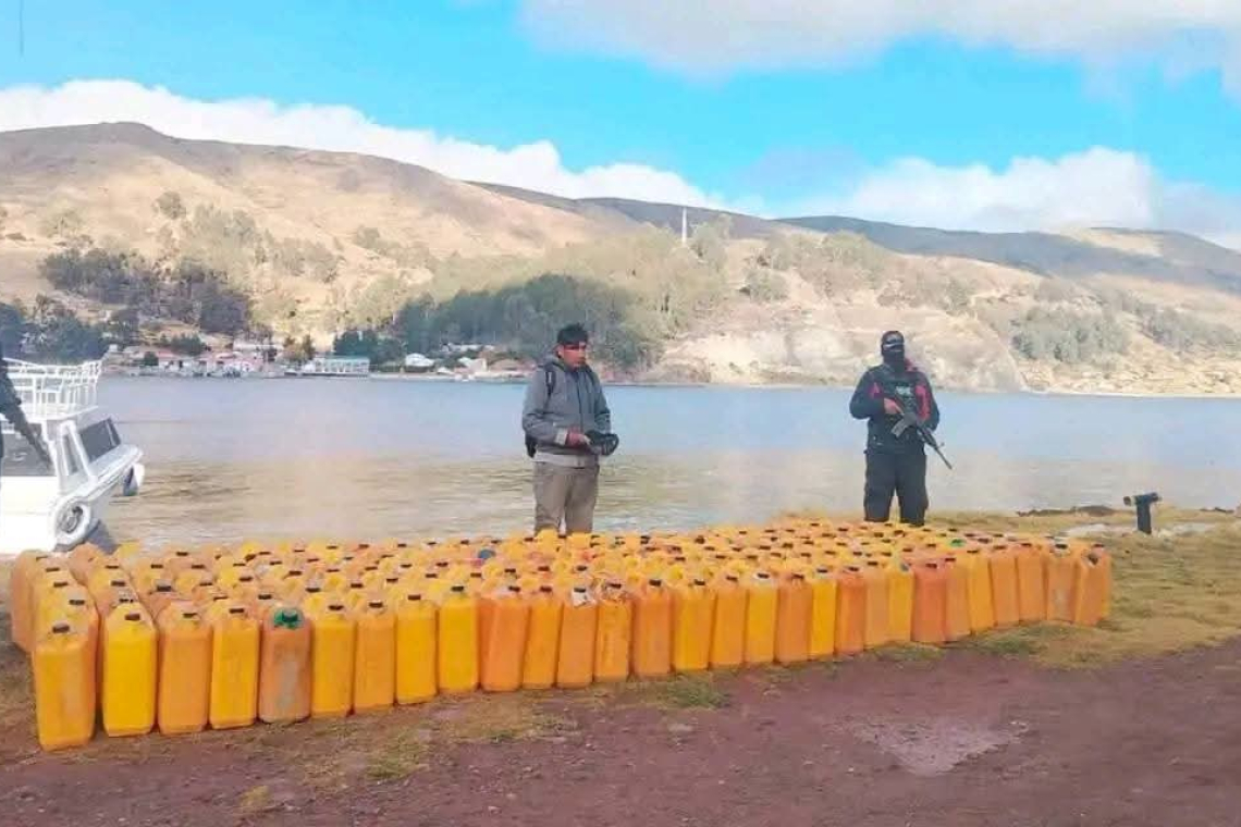 En el lago Titicaca, FFAA y Policía confiscan 3.140 litros de gasolina de contrabando