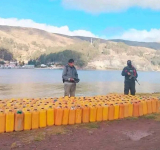 En el lago Titicaca, FFAA y Policía confiscan 3.140 litros de gasolina de contrabando