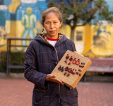 Alumna tacana de la UMSA transforma semillas amazónicas en artesanías para proteger su cultura y el bosque