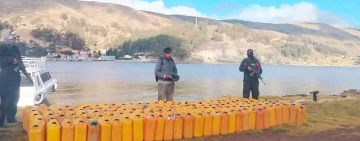 Navales vigorizan control para evitar desvió de carburantes en el Estrecho de Tiquina
