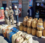 ANH y Policía decomisan 300 garrafas de GLP y 800 litros de combustibles en El Alto