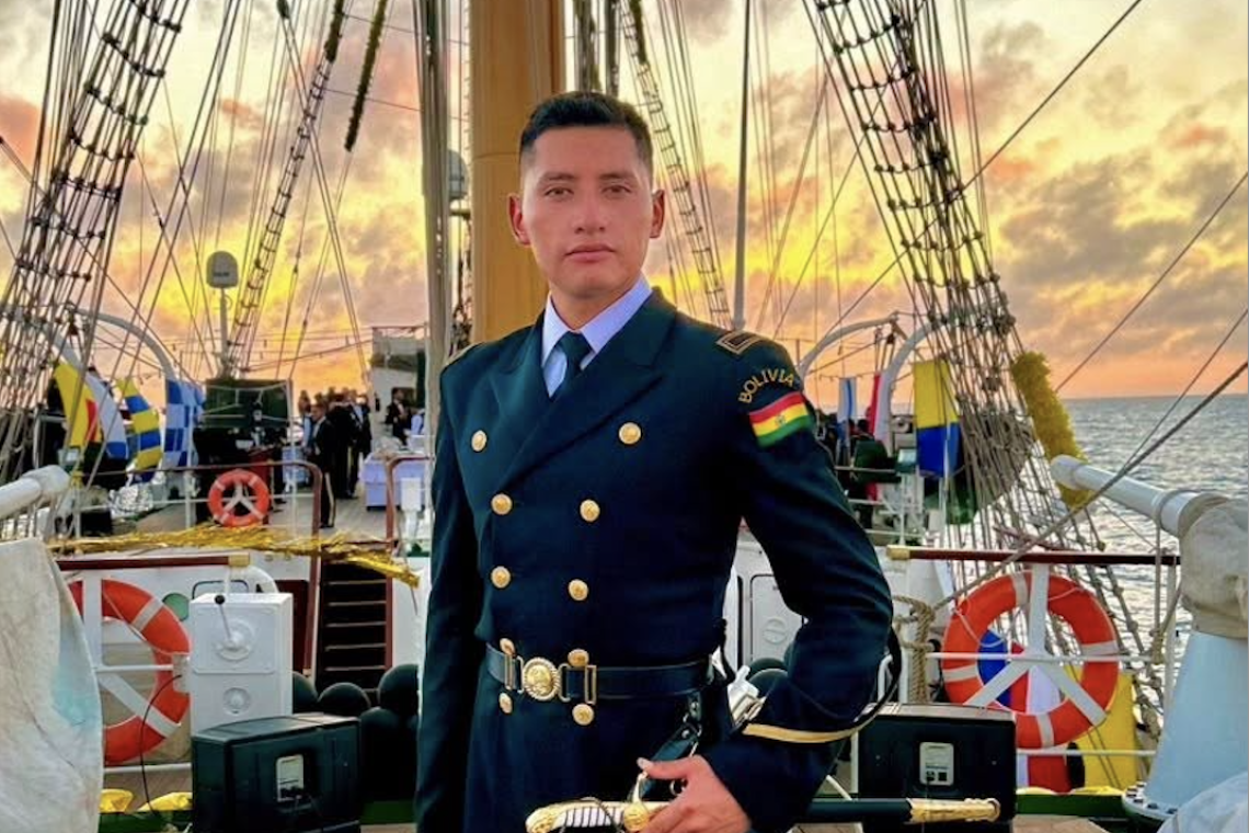 Forjado en Bolivia, preparado para el mundo: un alférez que lleva en alto el nombre de la Armada
