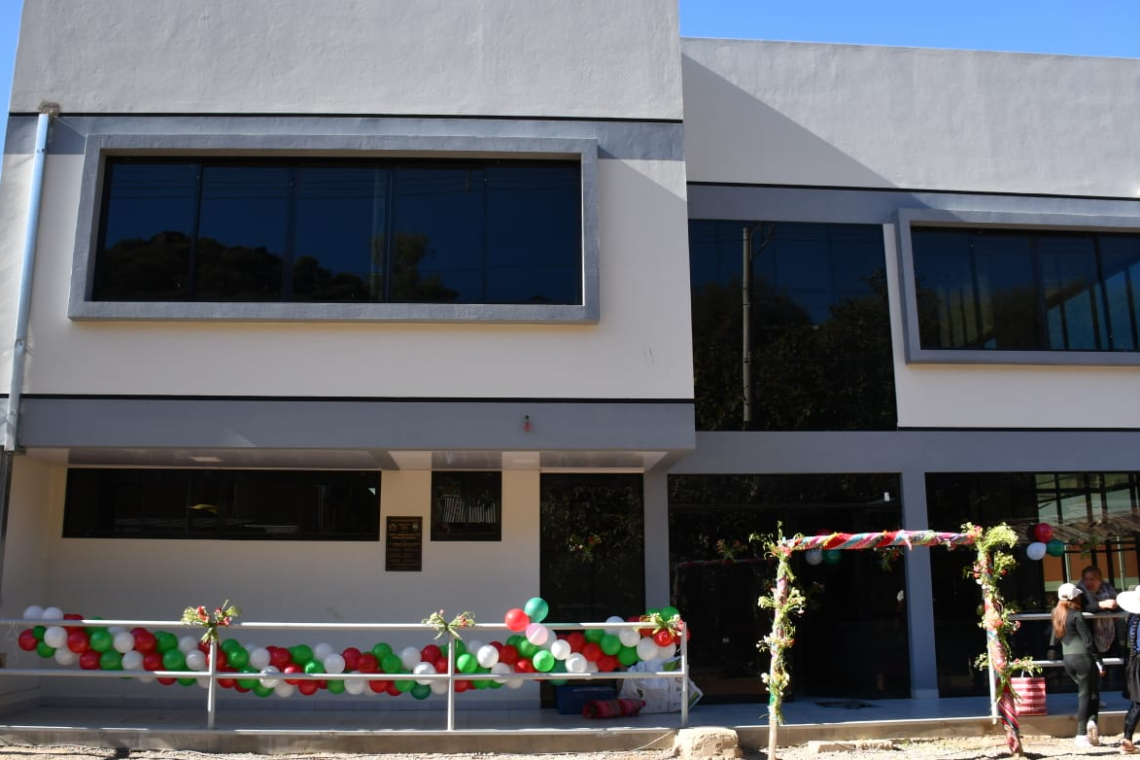 Entregan centro de salud equipado para fortalecer la atención médica  en Tapacarí