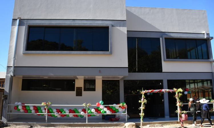 Entregan centro de salud equipado para fortalecer la atención médica  en Tapacarí