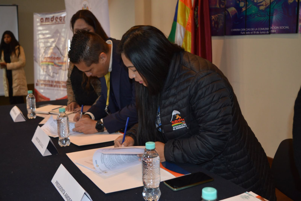  Ceass y Amdeor firman convenio para optimizar el abastecimiento de medicamentos en Oruro 