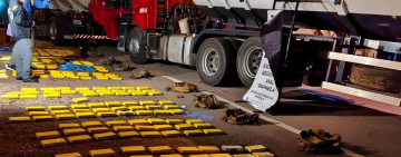  Tres bolivianos son aprehendidos en Argentina por transportar 388 kilos de droga en cisternas 