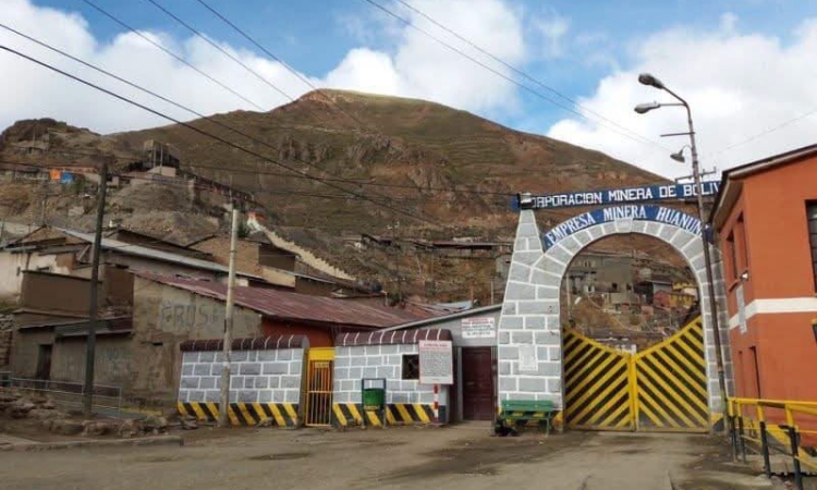 Ministro Justiniano ratifica que tragedia en Huanuni fue a raíz de accidente y no de una emboscada
