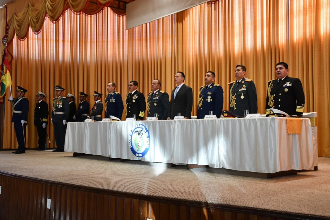 En su 201 aniversario, las FFAA condecoran a autoridades por fortalecer al Estado y la unidad nacional