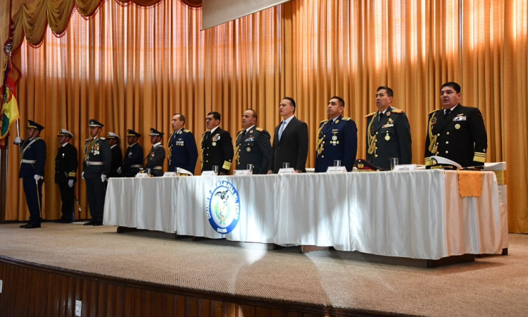 En su 201 aniversario, las FFAA condecoran a autoridades por fortalecer al Estado y la unidad nacional