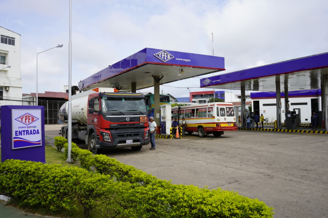 YPFB garantiza abastecimiento de gasolina y afirma que filas en surtidores se deben al feriado del 6 de agosto