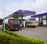 YPFB garantiza abastecimiento de gasolina y afirma que filas en surtidores se deben al feriado del 6 de agosto