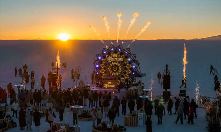 ¿Qué hacían más de 200 personas en medio del Salar de Uyuni?