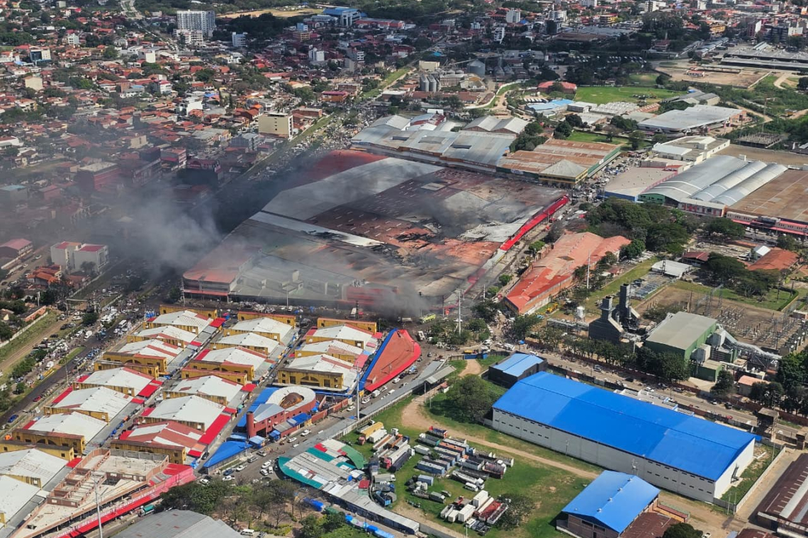 Defensa Civil activa medios aéreos y terrestres para controlar el incendio en Feria Barrio Lindo