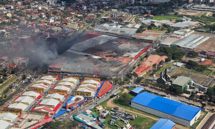 Defensa Civil activa medios aéreos y terrestres para controlar el incendio en Feria Barrio Lindo