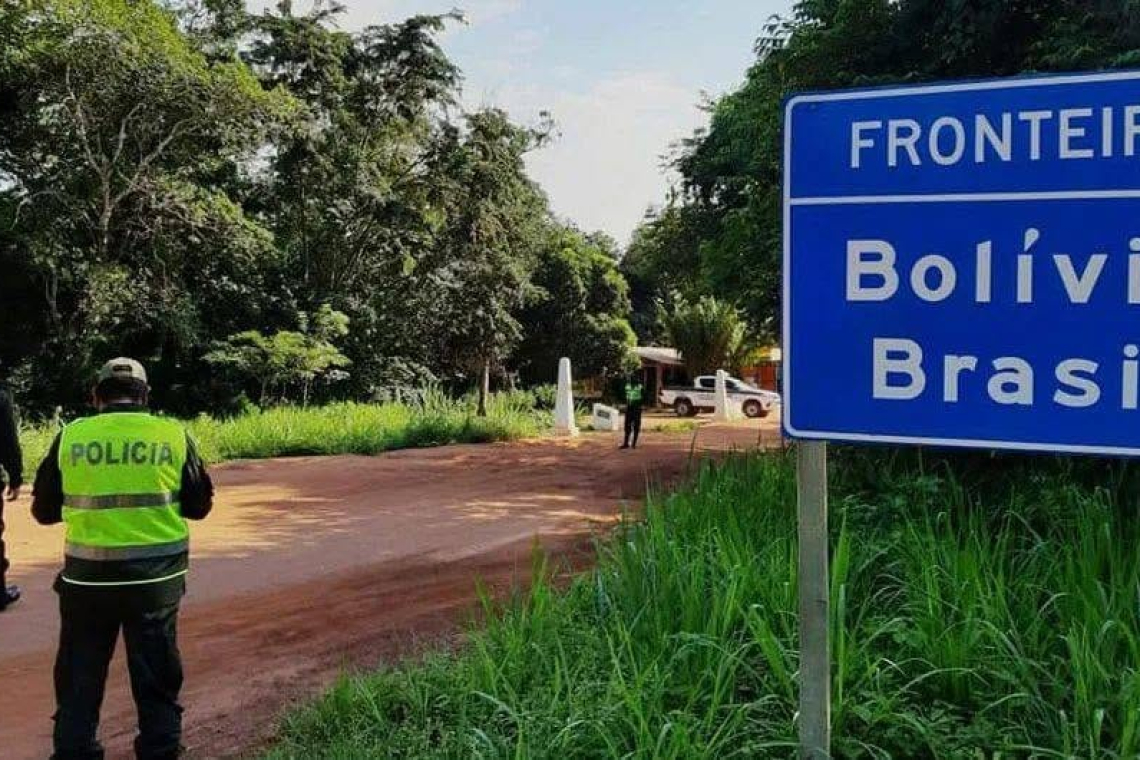 Marinos fortalecen la presencia del Estado en Guayaramerín, punto estratégico de la frontera con Brasil