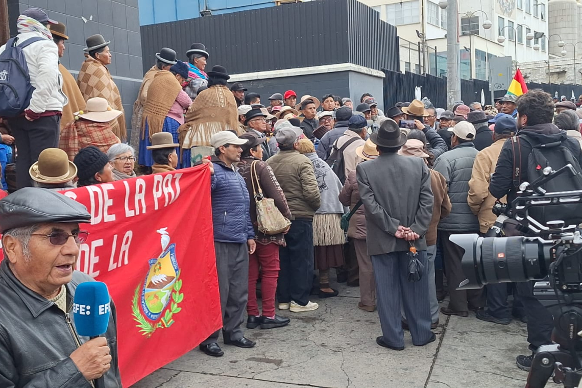 Jubilados marchan en defensa de la CNS en ruina técnica por mala administración