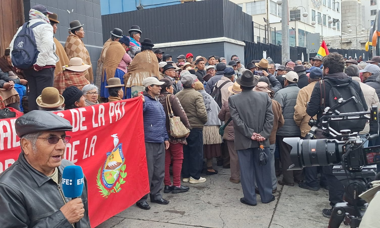 Jubilados marchan en defensa de la CNS en ruina técnica por mala administración