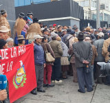 Jubilados marchan en defensa de la CNS en ruina técnica por mala administración