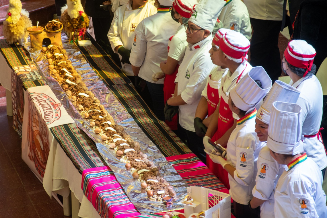 Identidad y la deliciosa gastronomía orureña se fusionan para el Tercer Festival del Charquekán más largo del Mundo