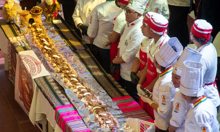 Identidad y la deliciosa gastronomía orureña se fusionan para el Tercer Festival del Charquekán más largo del Mundo