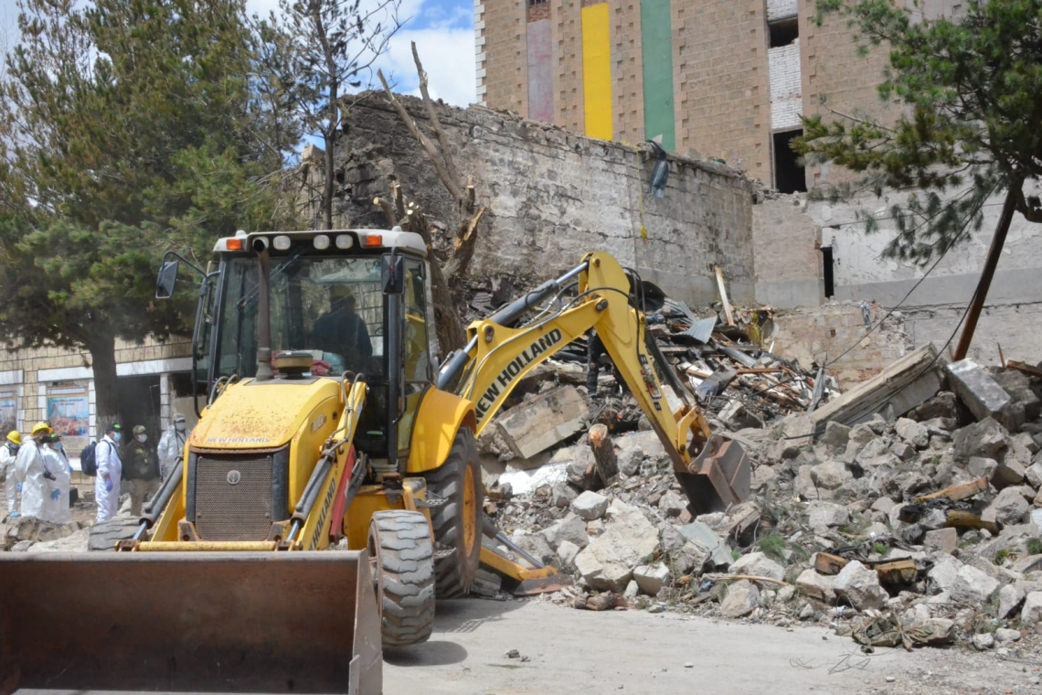  Viacha: Suspenden temporalmente remoción de escombros y búsqueda ante riesgo en infraestructura 