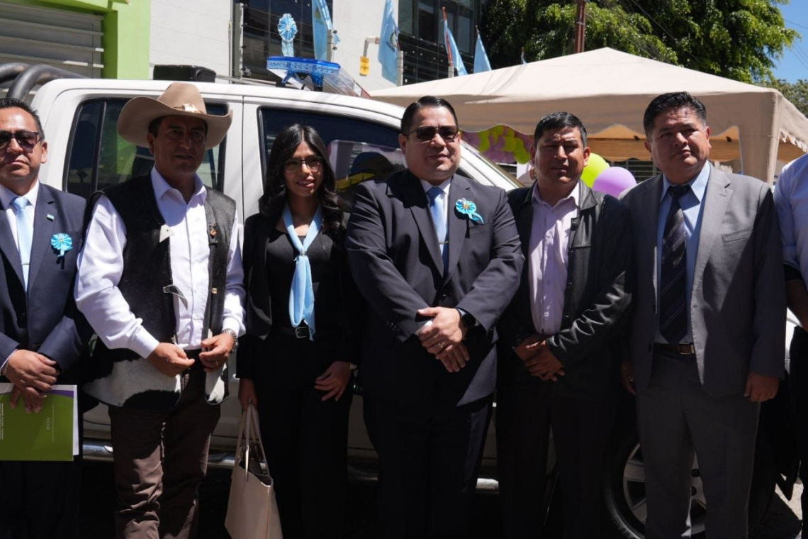 Fiscalía entrega camionetas al IDIF para fortalecer la investigación en el trópico y Cono Sur