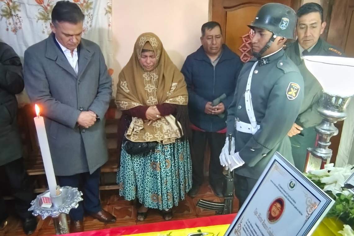 Ministro de Defensa acompaña a familia de víctima de la explosión tras identificar sus restos