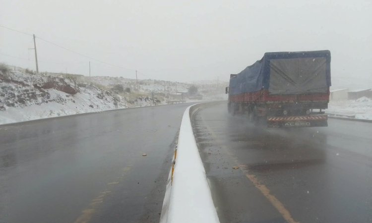  ABC confirma que la vía Oruro – Cochabamba está transitable y recomienda precaución por nieve y neblina 