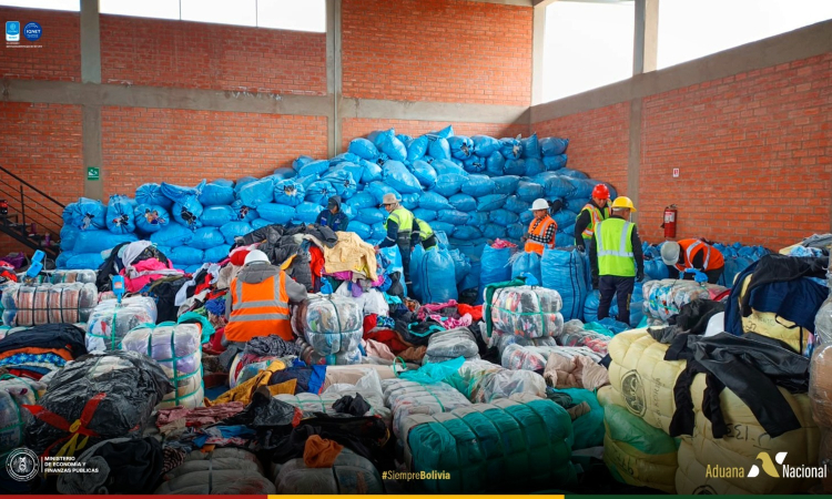 La Aduana Nacional destruye más de 42 toneladas de ropa usada en La Paz