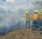 Navales controlan incendio para proteger a poblados San Juan del Uruku y Bambu Selva en Riberalta