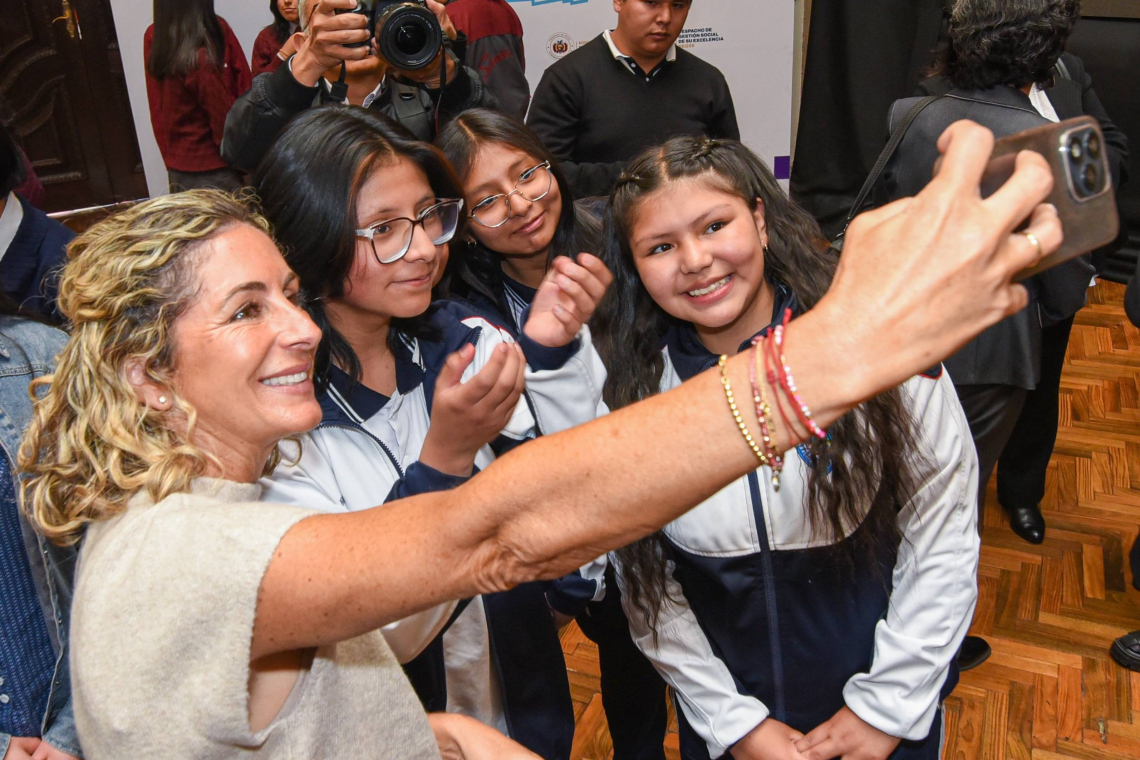  Primera Dama impulsa Game Changers Bolivia para reducir la brecha digital de niñas y adolescentes 
