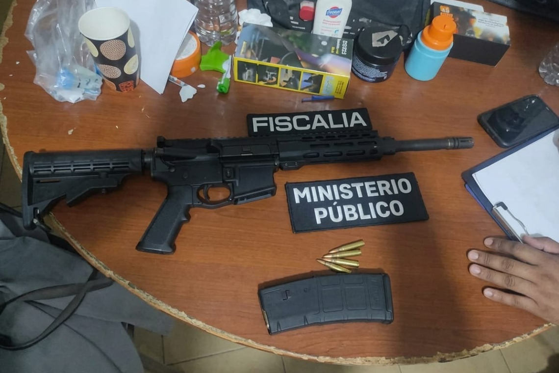 Fiscalía instaura caso ante hallazgo de un Fusil AR-15 en el inmueble en Santa Cruz