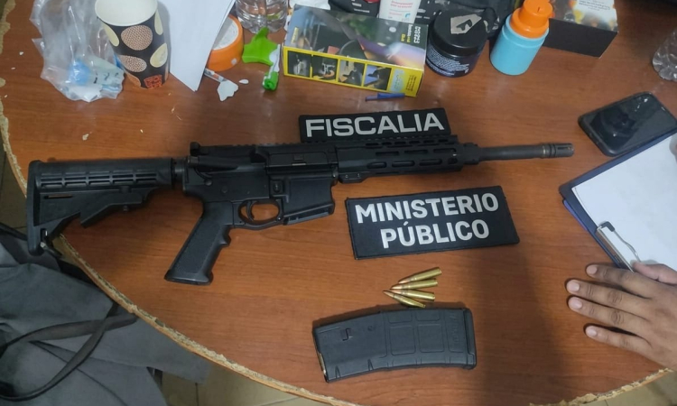 Fiscalía instaura caso ante hallazgo de un Fusil AR-15 en el inmueble en Santa Cruz