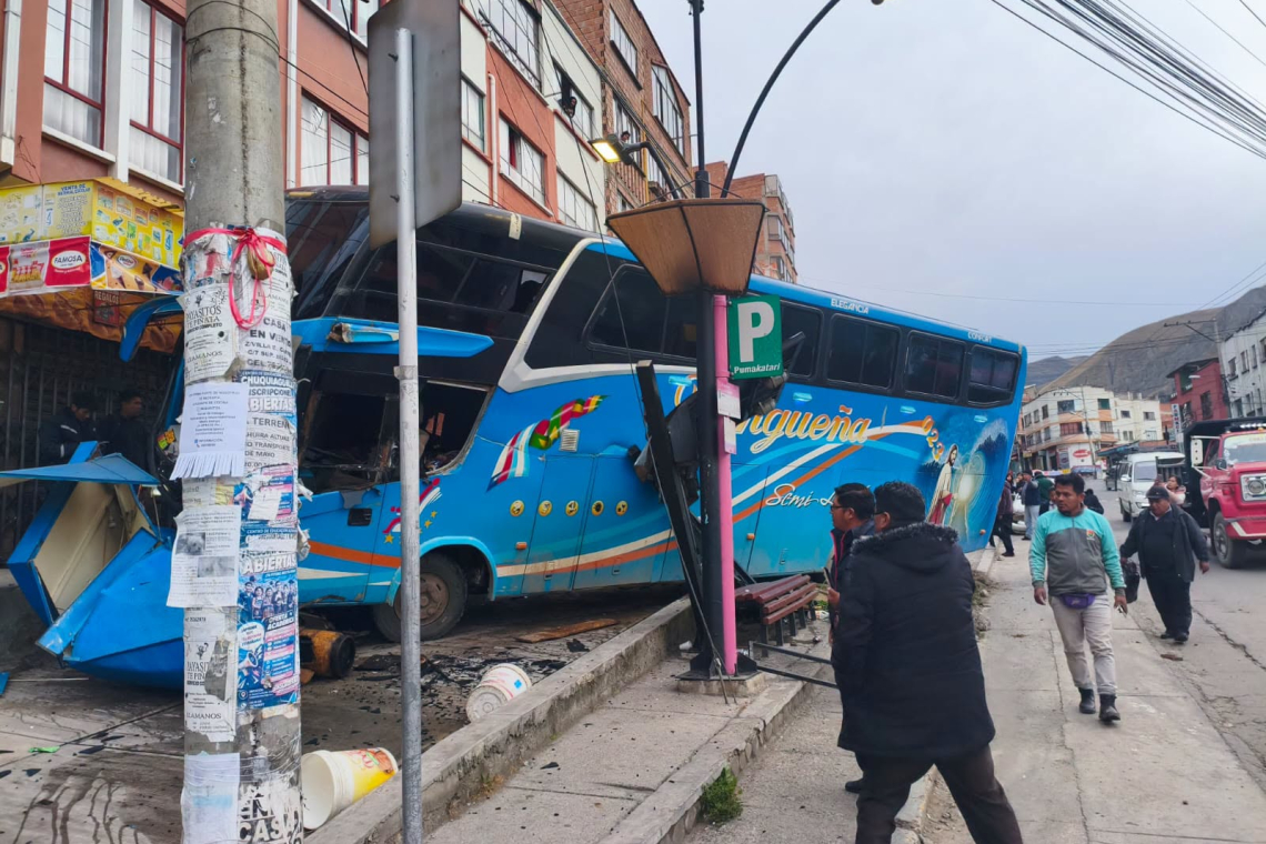  Bus choca contra un kiosco y una parada del PumaKatari en Villa El Carmen; no hubo heridos 