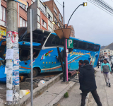 Bus choca contra un kiosco y una parada del PumaKatari en Villa El Carmen; no hubo heridos 
