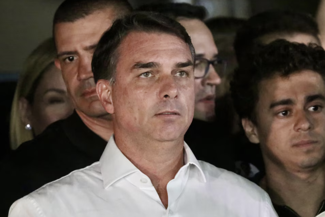 Flávio Bolsonaro no entregó su pasaporte dentro del plazo impuesto por la justicia de Brasil y la Policía lo canceló 