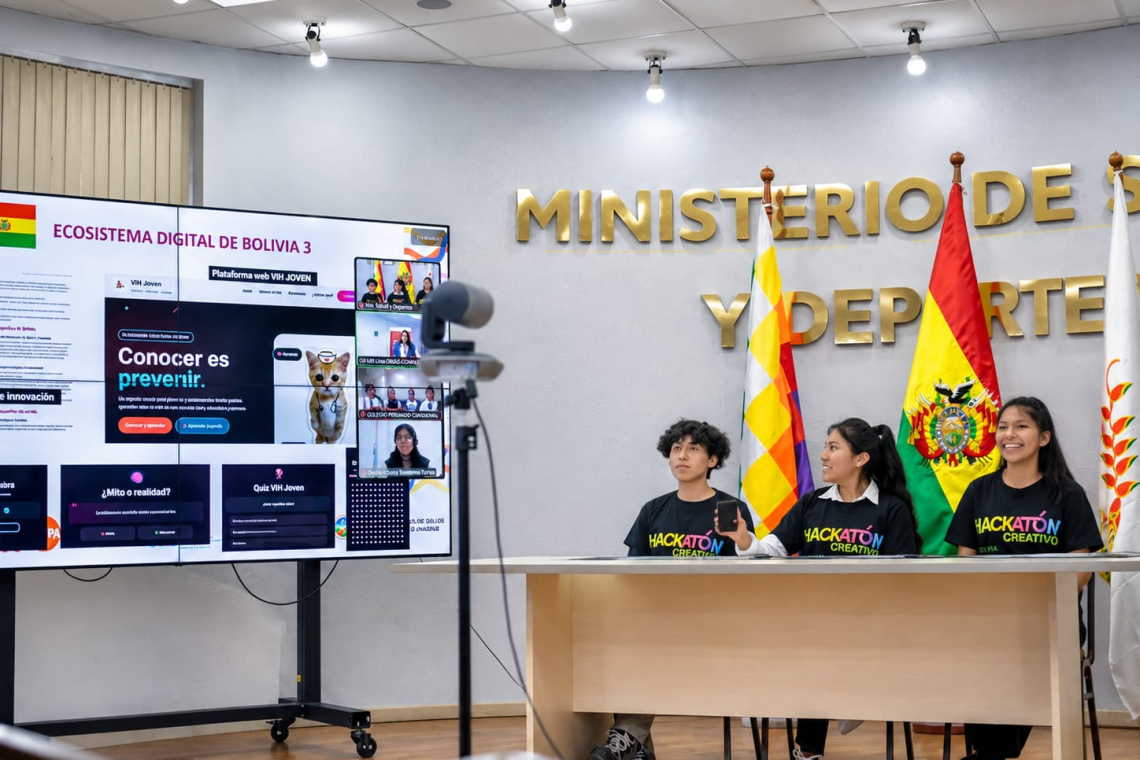  Cuatro jóvenes bolivianos ganan hackatón andino con plataforma “VIH Joven” 