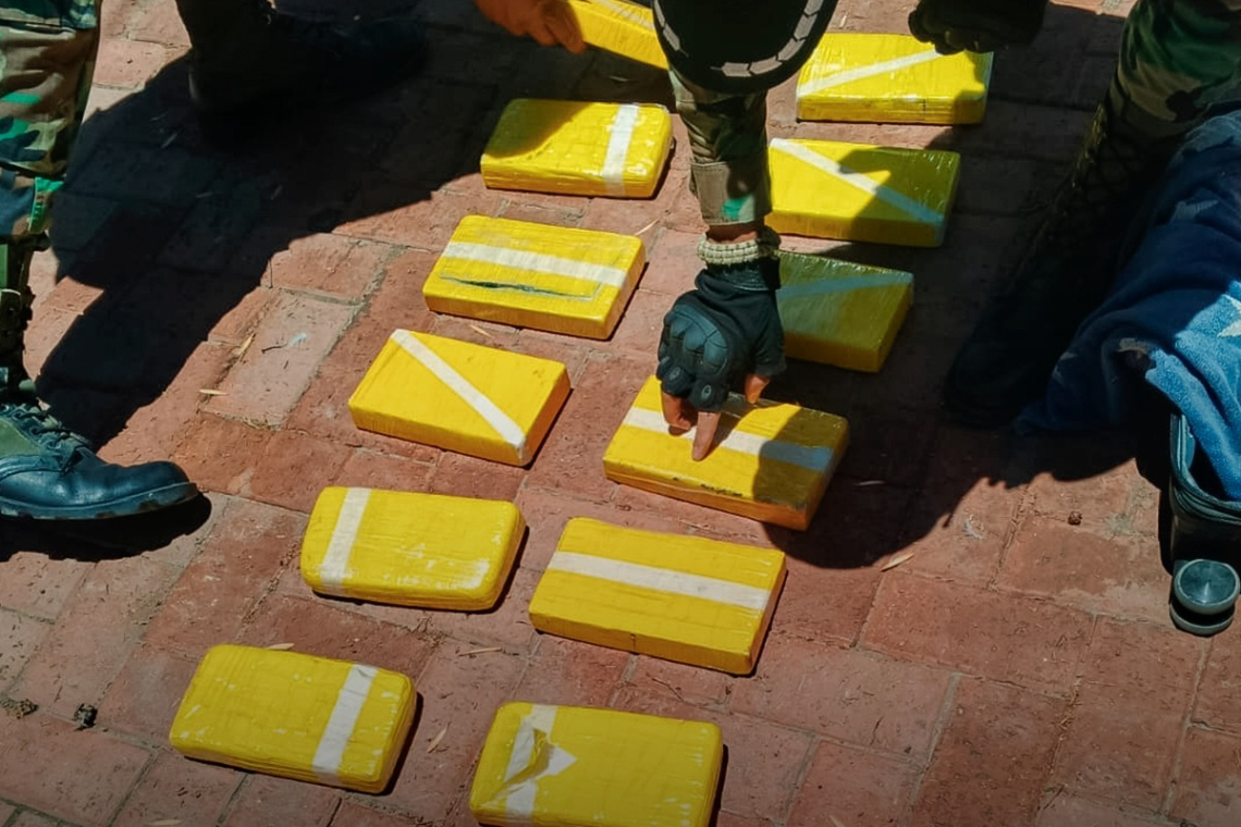 Aduana y FELCN interceptan vehículo y detectan 12 paquetes de cocaína